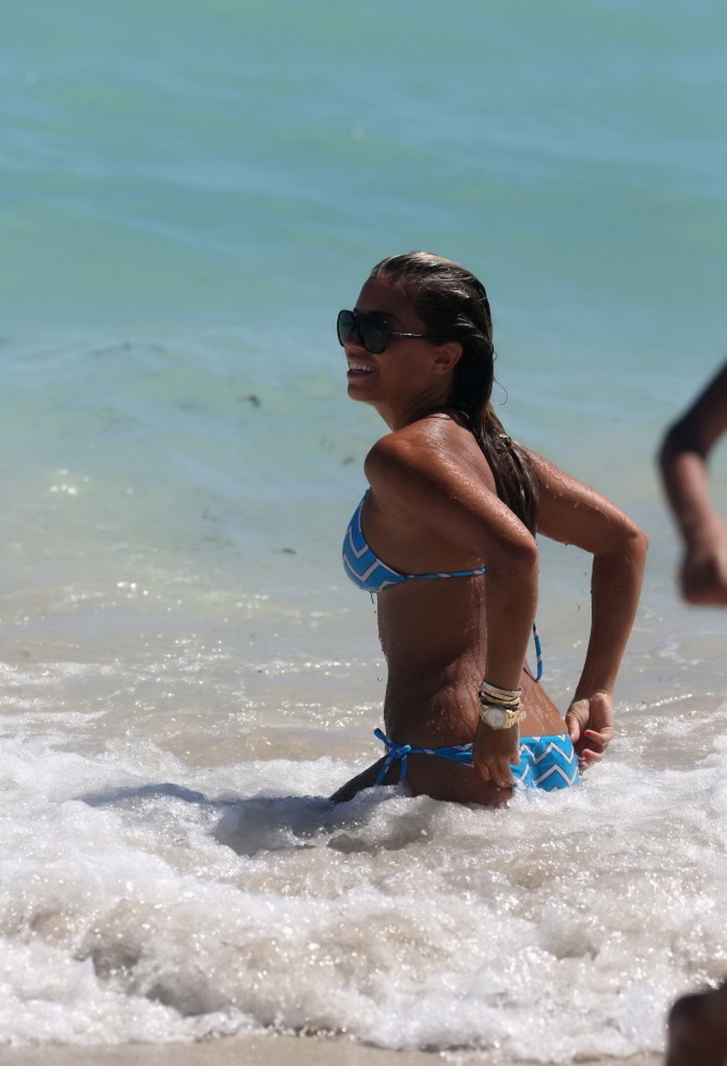 Sylvie van der vaart trägt einen knappen blau gestreiften Bikini am Strand von Miami
 #75216247