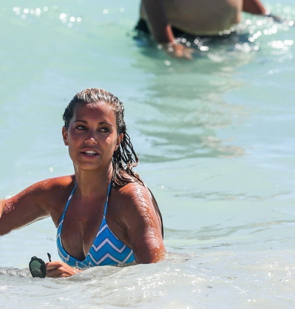 Sylvie van der vaart trägt einen knappen blau gestreiften Bikini am Strand von Miami
 #75216263