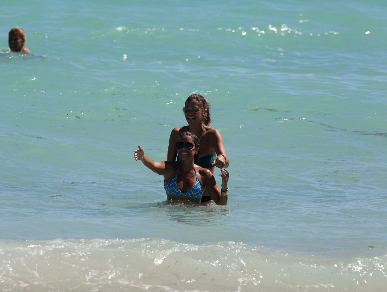 Sylvie van der vaart trägt einen knappen blau gestreiften Bikini am Strand von Miami
 #75216302