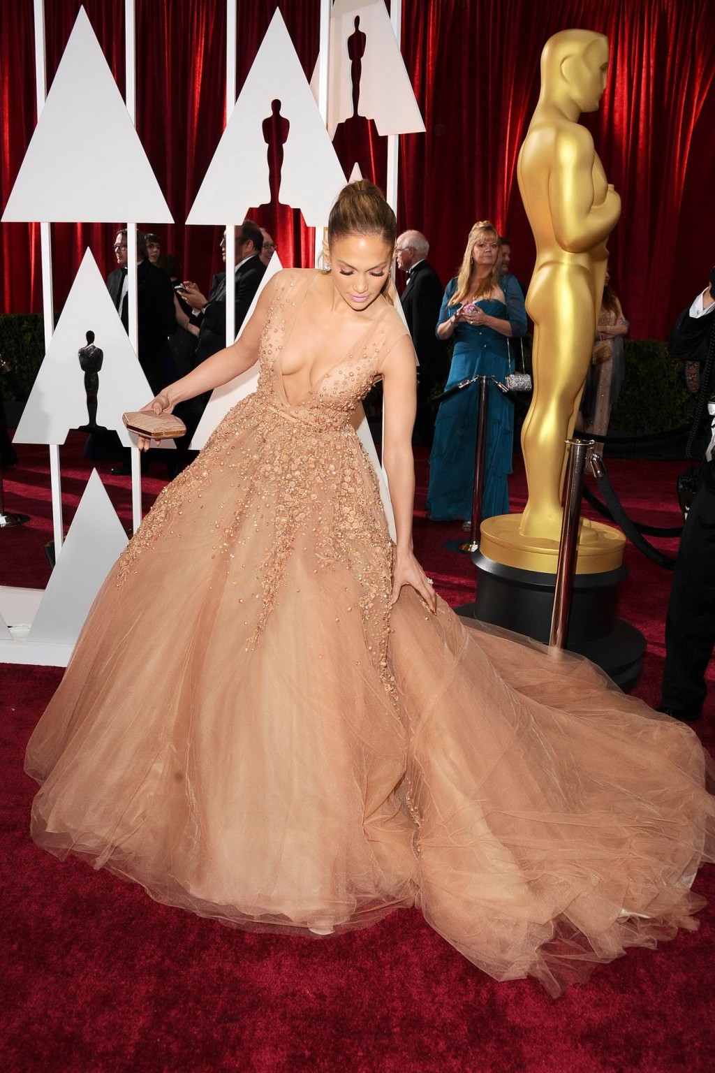 Jennifer Lopez zeigt ihre Brüste brustfrei in einem tief ausgeschnittenen, fleischfarbenen Kleid bei der 87.
 #75172016