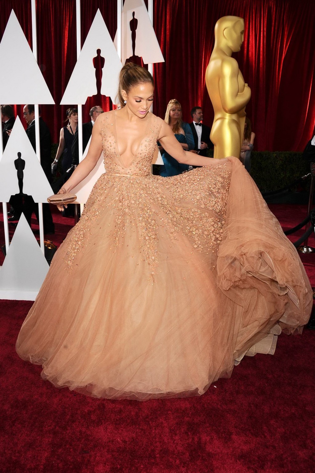 Jennifer Lopez zeigt ihre Brüste brustfrei in einem tief ausgeschnittenen, fleischfarbenen Kleid bei der 87.
 #75172108