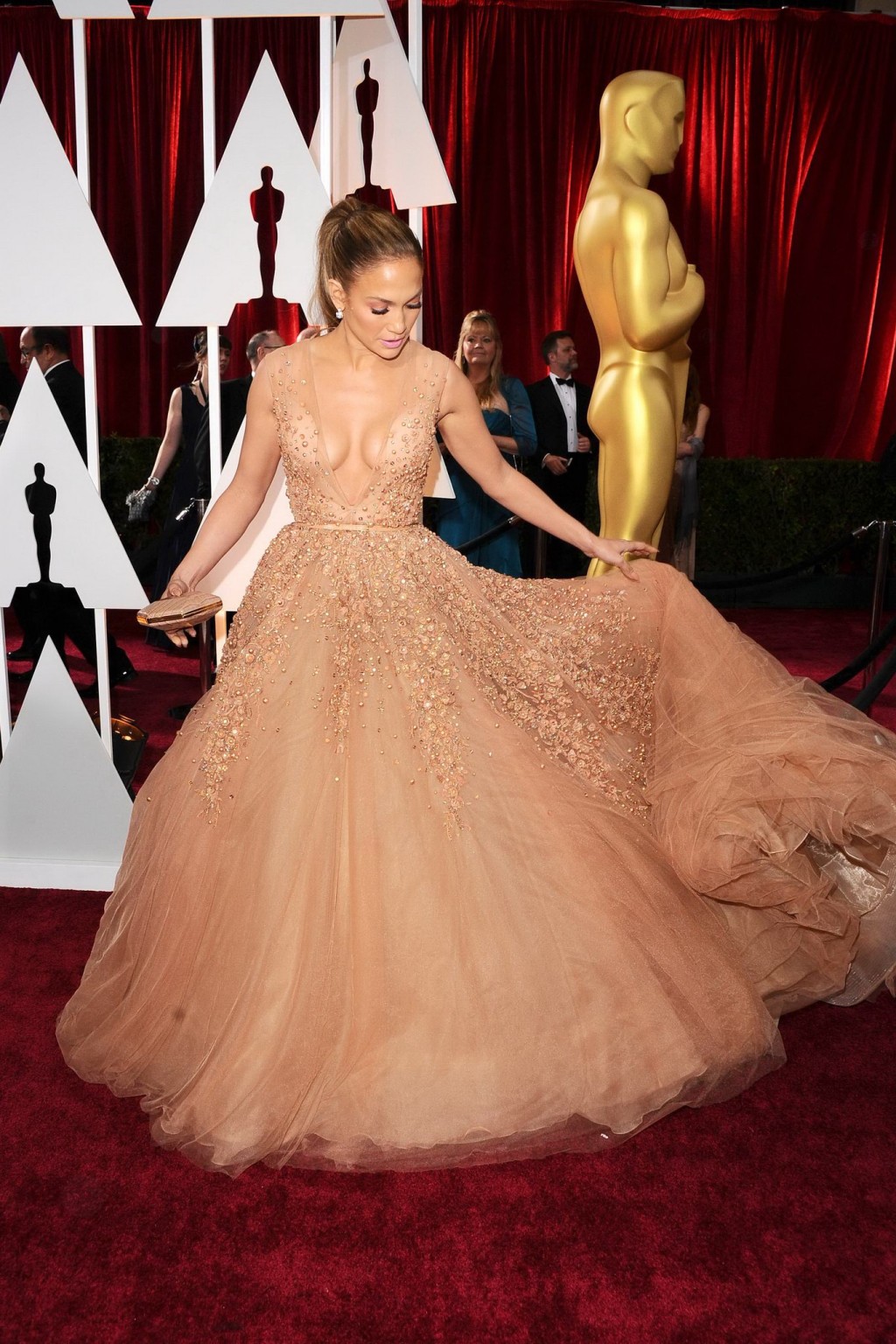 Jennifer Lopez zeigt ihre Brüste brustfrei in einem tief ausgeschnittenen, fleischfarbenen Kleid bei der 87.
 #75172119