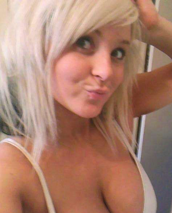 Photos d'une blonde posant nue dans la salle de bain
 #77061428