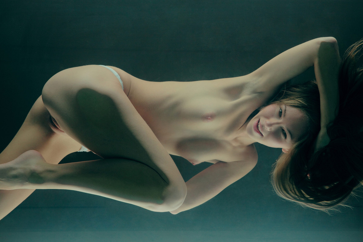 Erotico nudo arte immagini di bellezza in acqua
 #71230717