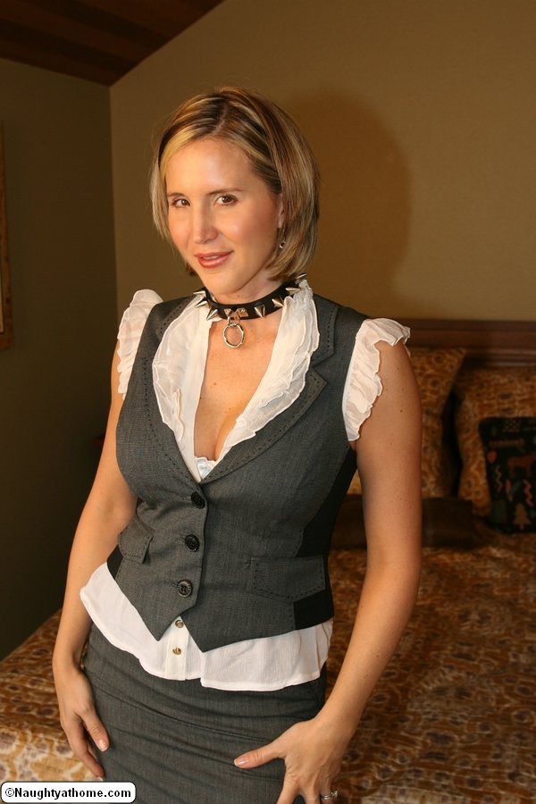 Blonde Milf Hausfrau in Dessous trägt ein Sklavenhalsband
 #73836670