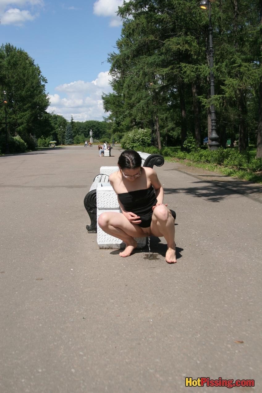 Hotsy con los pies descalzos y en gafas hace un espectáculo de su coño meando
 #76521551