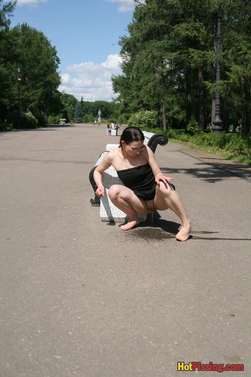 Hotsy con los pies descalzos y en gafas hace un espectáculo de su coño meando
 #76521584