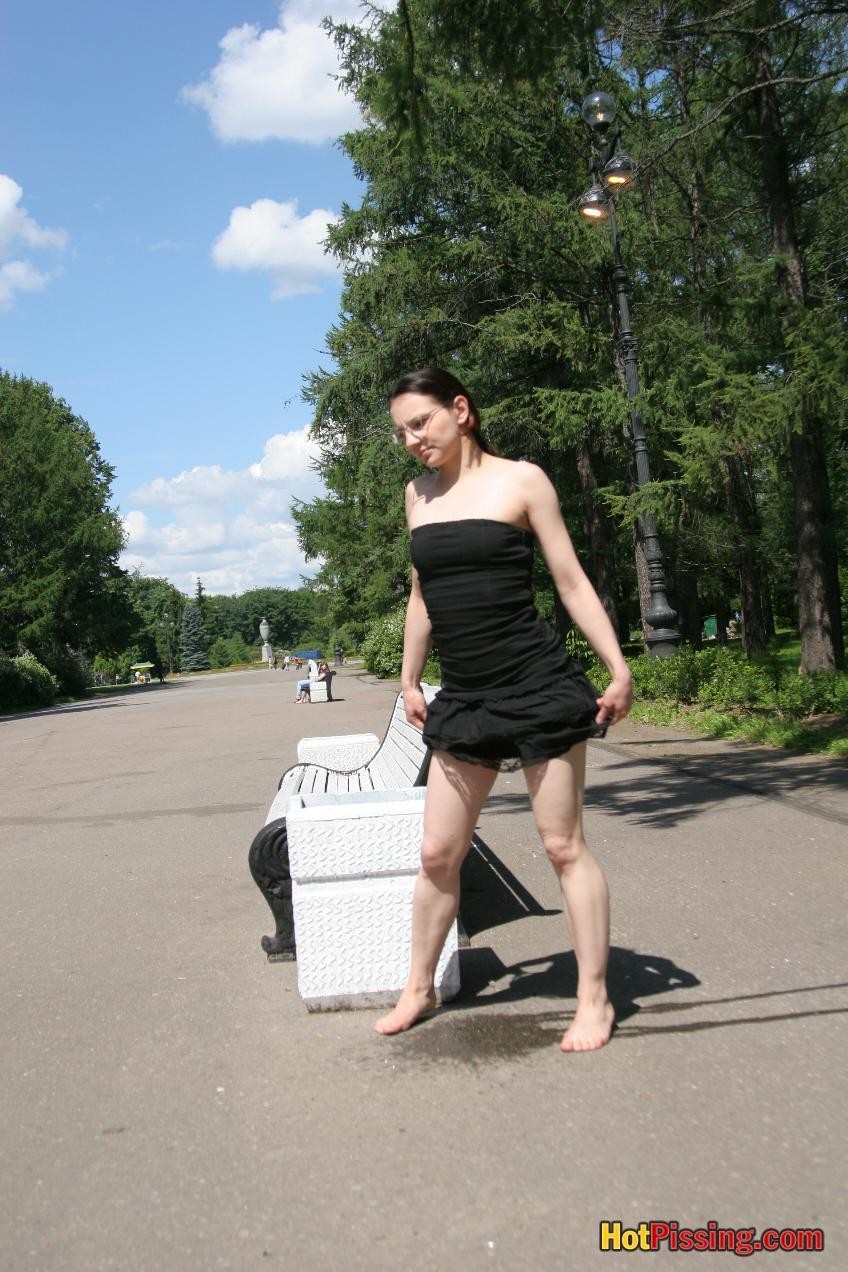 Hotsy con los pies descalzos y en gafas hace un espectáculo de su coño meando
 #76521603