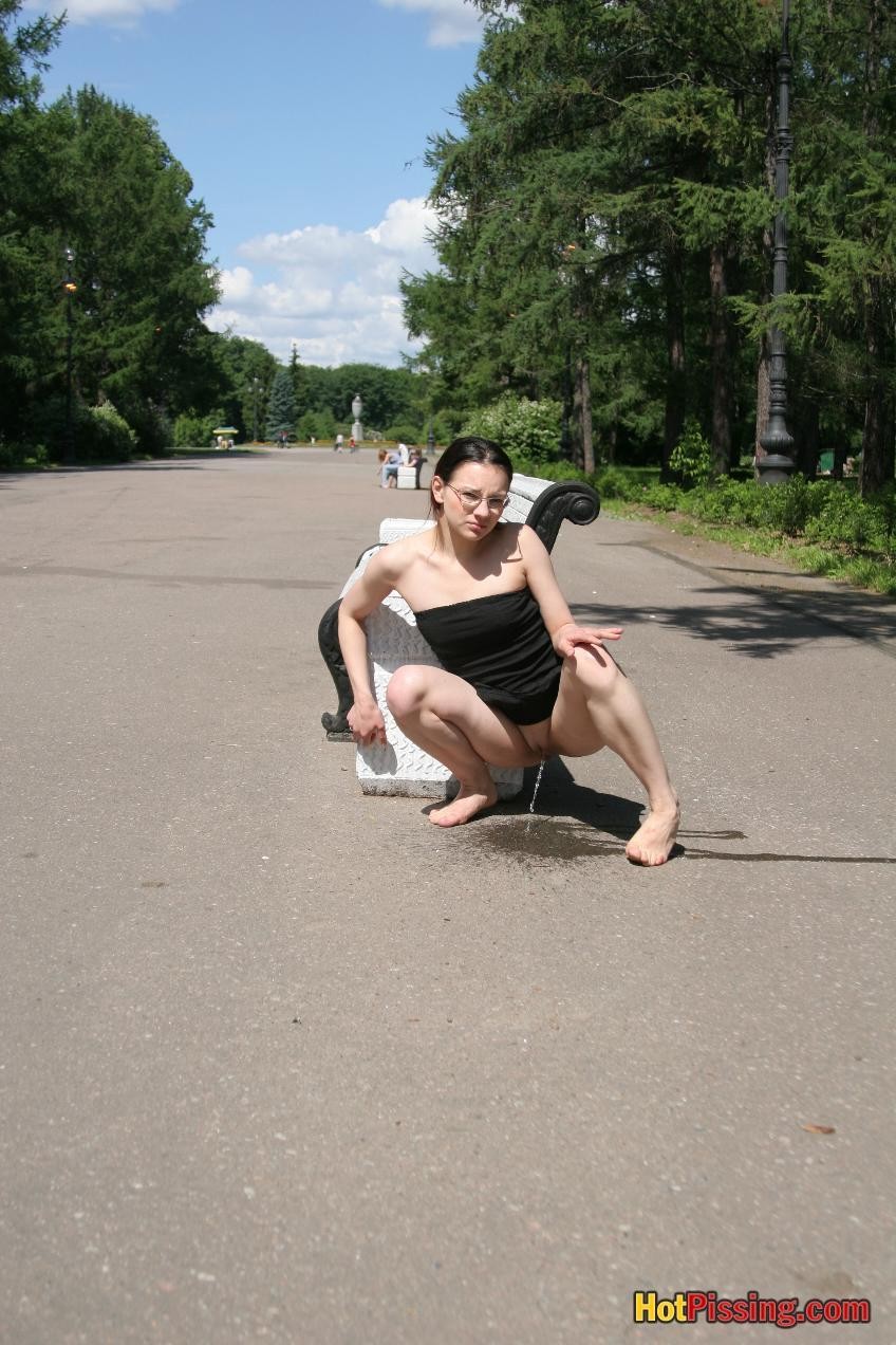 Hotsy con los pies descalzos y en gafas hace un espectáculo de su coño meando
 #76521606