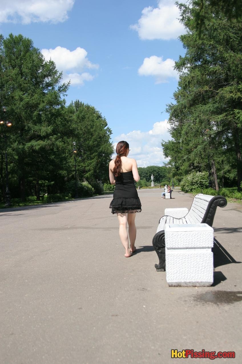 Hotsy con los pies descalzos y en gafas hace un espectáculo de su coño meando
 #76521617