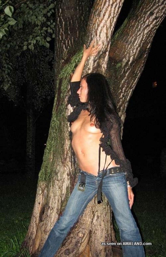 Galería de una nena amateur posando en topless al aire libre
 #67229029