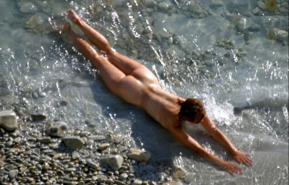 Les nudistes les plus douces jouent ensemble dans l'eau chaude.
 #72252231