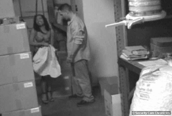 Couple excité baisant dans un magasin, filmé par une caméra de surveillance
 #79370829