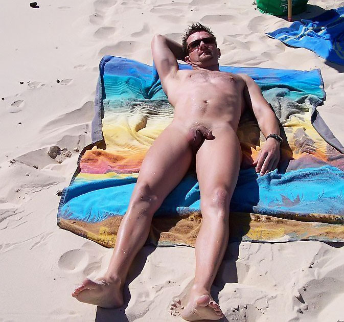 セクシーな裸のティーンズが公共のビーチで一緒に遊ぶ
 #67080623
