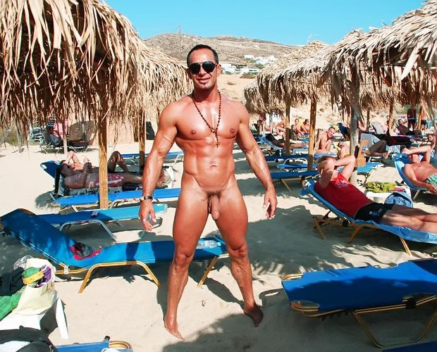 セクシーな裸のティーンズが公共のビーチで一緒に遊ぶ
 #67080630