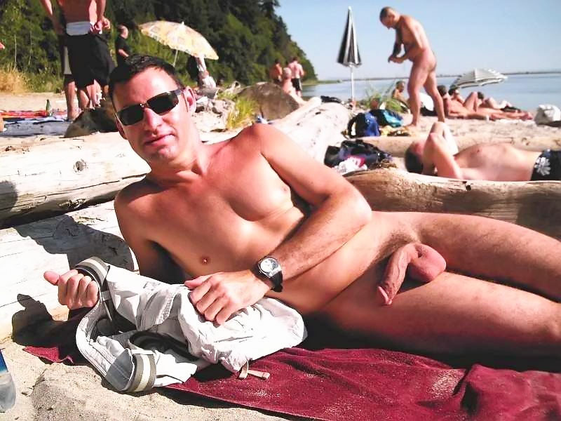 Giovani sexy nudi giocano insieme in una spiaggia pubblica
 #67080637