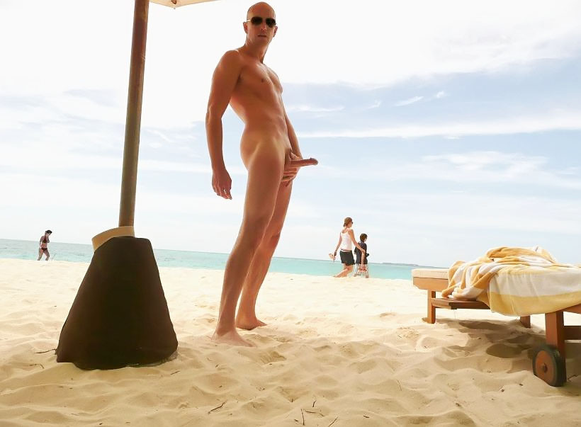 セクシーな裸のティーンズが公共のビーチで一緒に遊ぶ
 #67080648