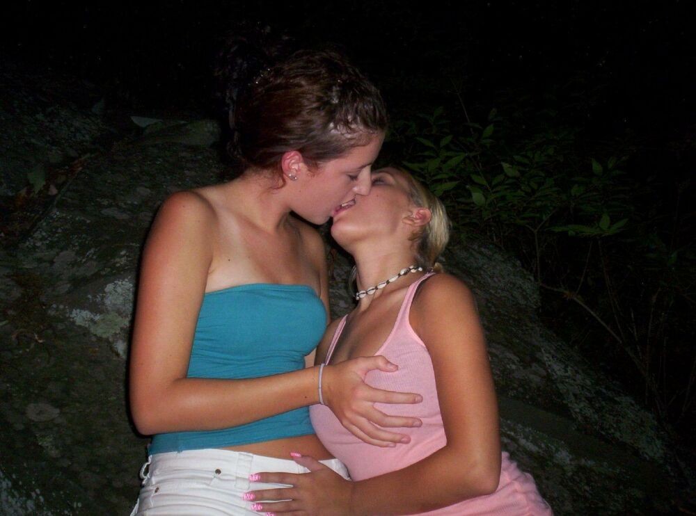 Teen lesbian gfs stanno leccando e baciando 11
 #67846352