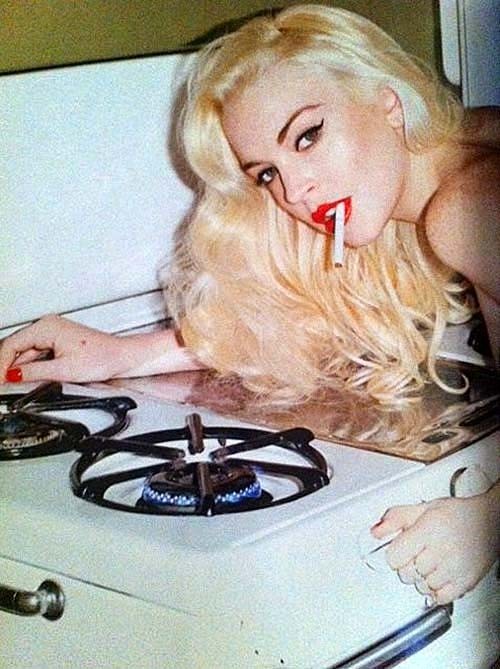Lindsay Lohan posing and showing sexy body in underwear