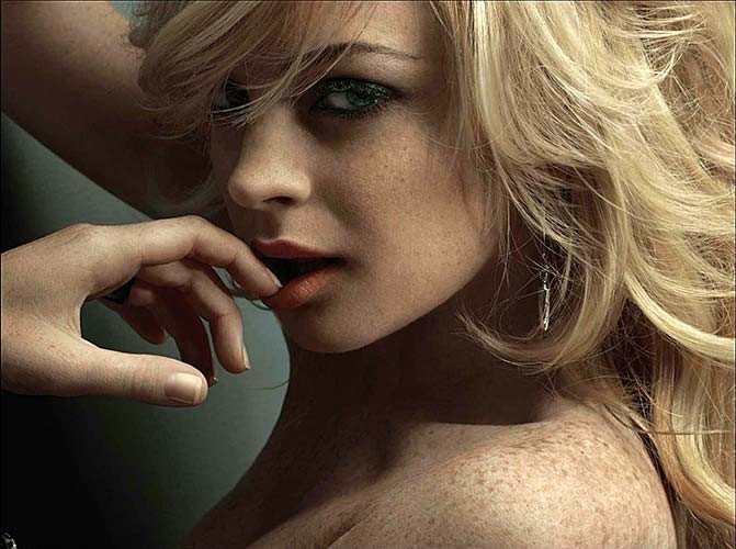 Lindsay lohan in posa e mostrando il corpo sexy in biancheria intima
 #75275135