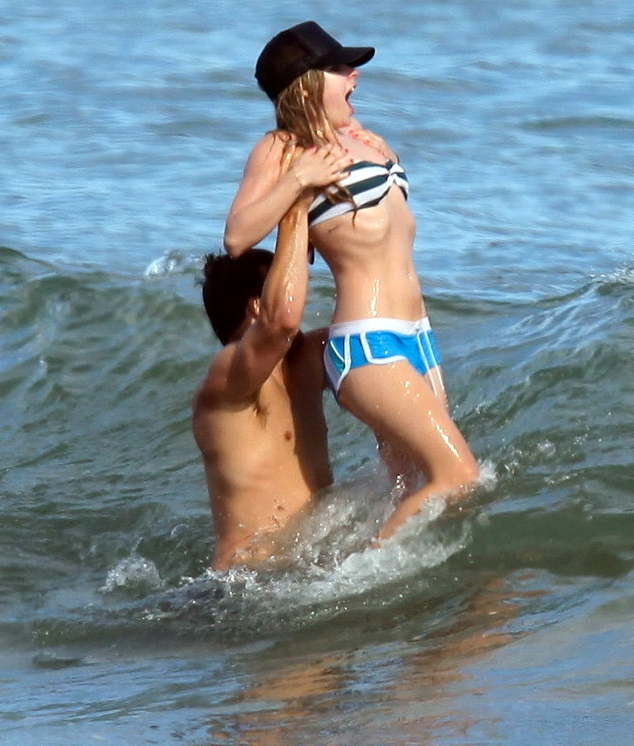 Avril lavigne bikini capezzolo scivolare in spiaggia a Malibu
 #75338337