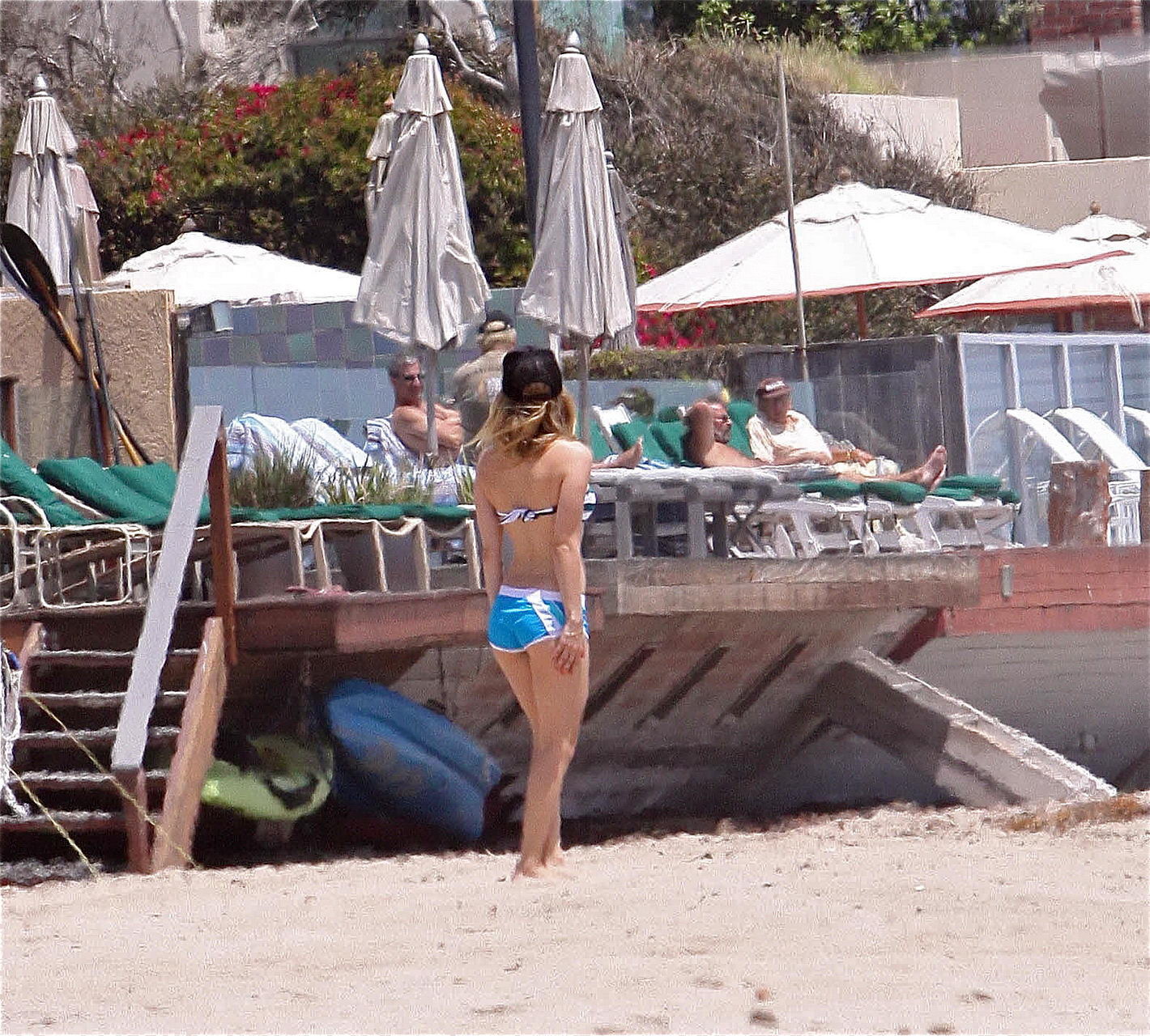 Avril lavigne en bikini et téton glissé à la plage de Malibu.
 #75338461