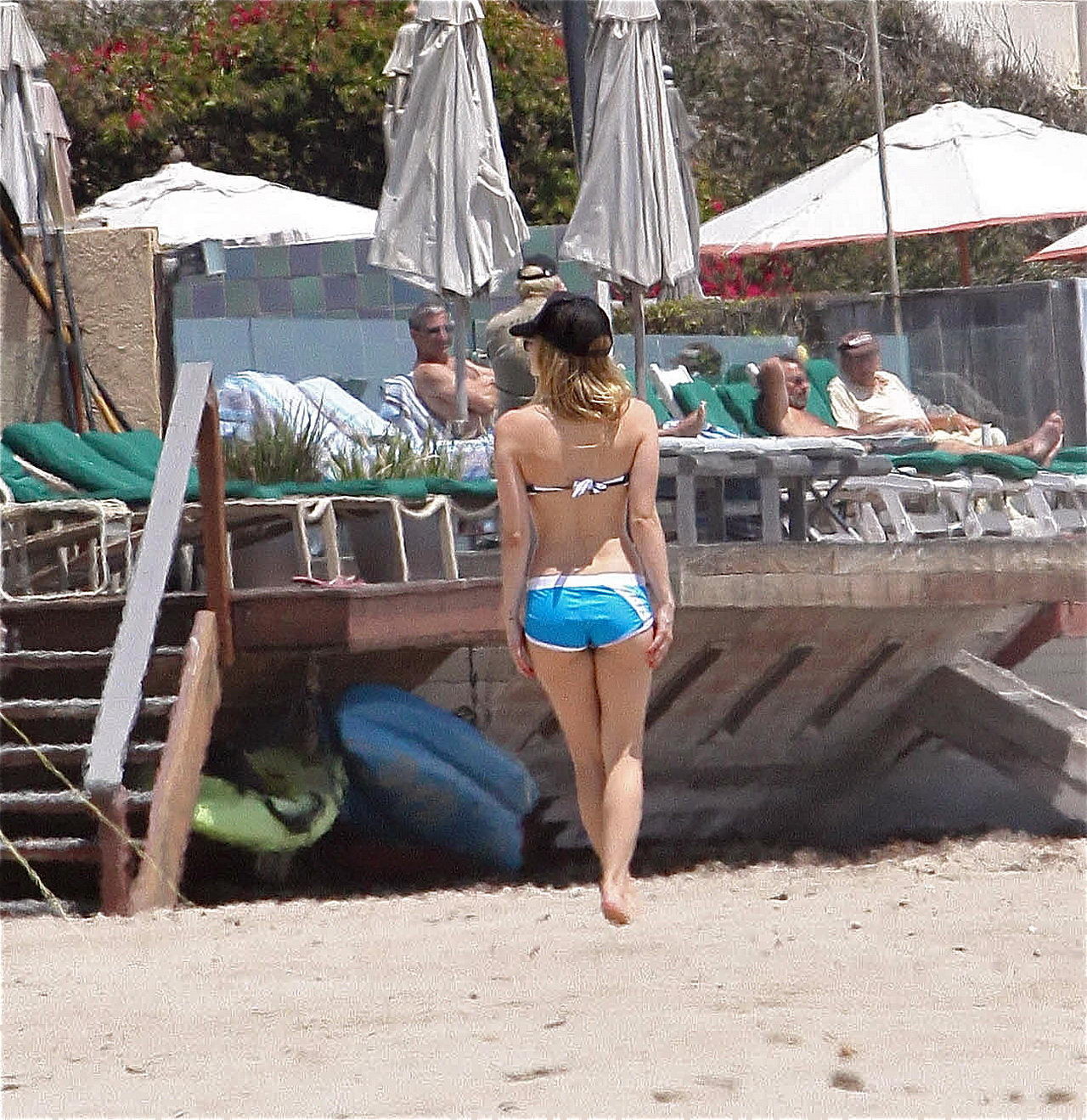 Avril lavigne en bikini et téton glissé à la plage de Malibu.
 #75338476