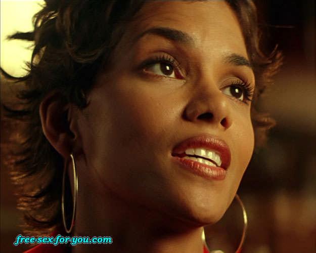 Halle berry montrant ses beaux seins et posant en lingerie
 #75430918