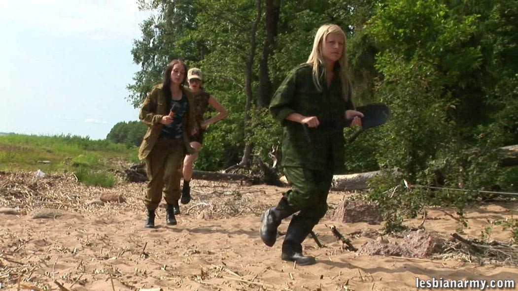Schwitzende nackte Ausbildung von zwei militärischen Mädchen
 #73247552