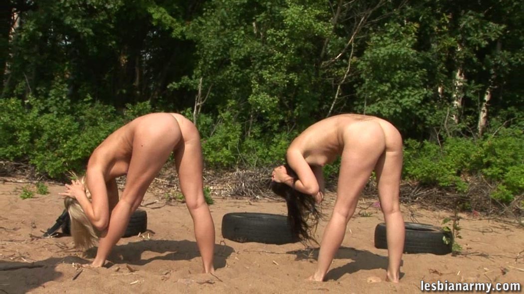 Sudoroso entrenamiento desnudo de dos chicas militares
 #73247576