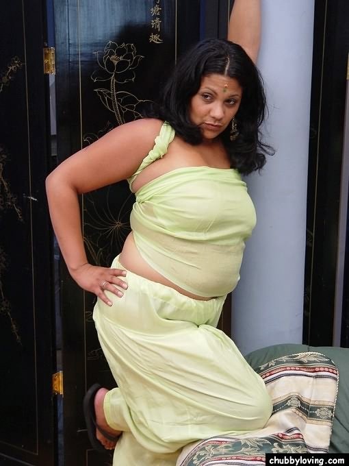 Grosse indienne se déshabillant et montrant ses gros seins
 #67291275
