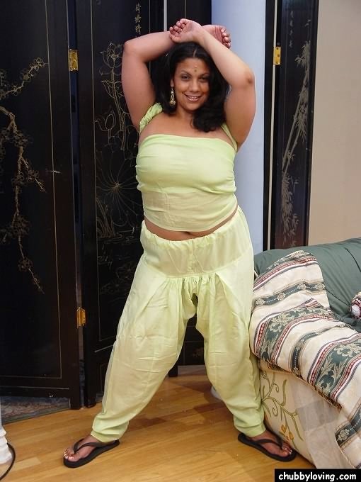 Fat indischen Babe immer nackt und zeigt ihre großen Titten
 #67291278