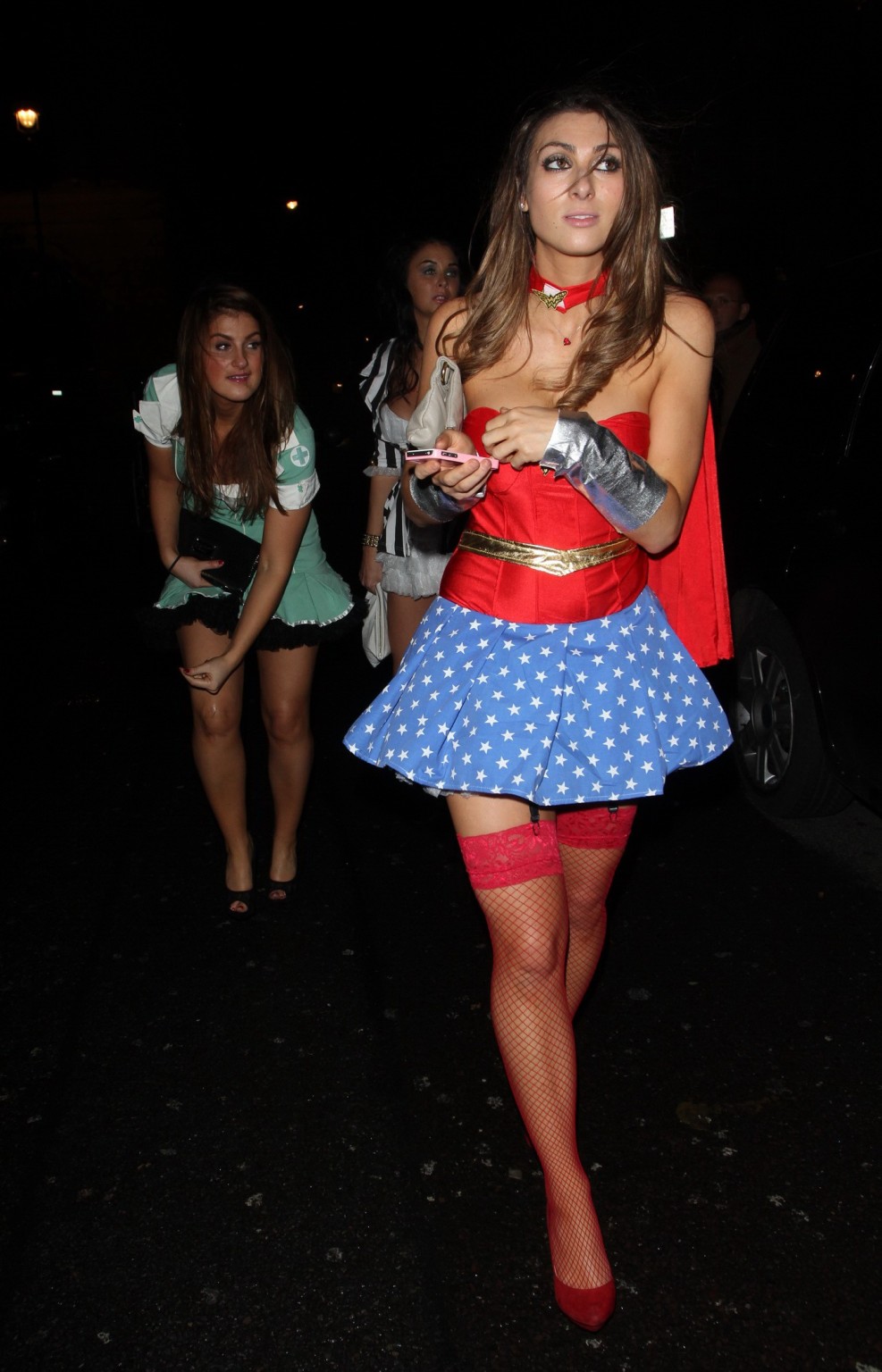 Luisa zissman vollbusig und langbeinig als Wonder Woman an Halloween beim Verlassen von mah
 #75214103