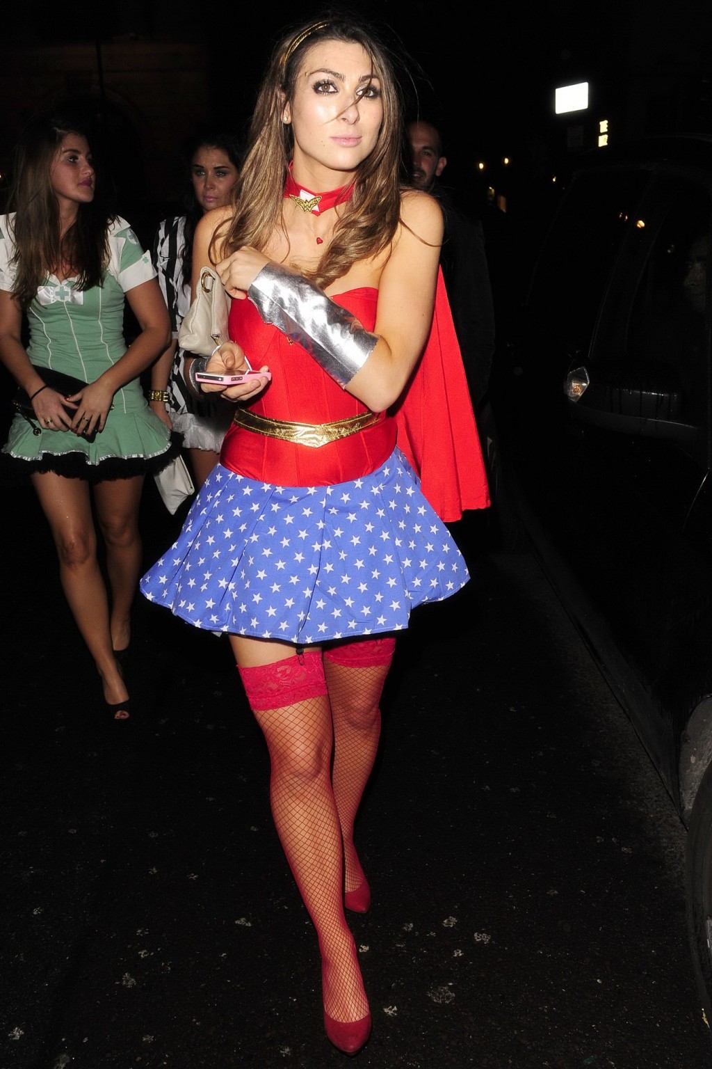 Luisa zissman vollbusig und langbeinig als Wonder Woman an Halloween beim Verlassen von mah
 #75214110