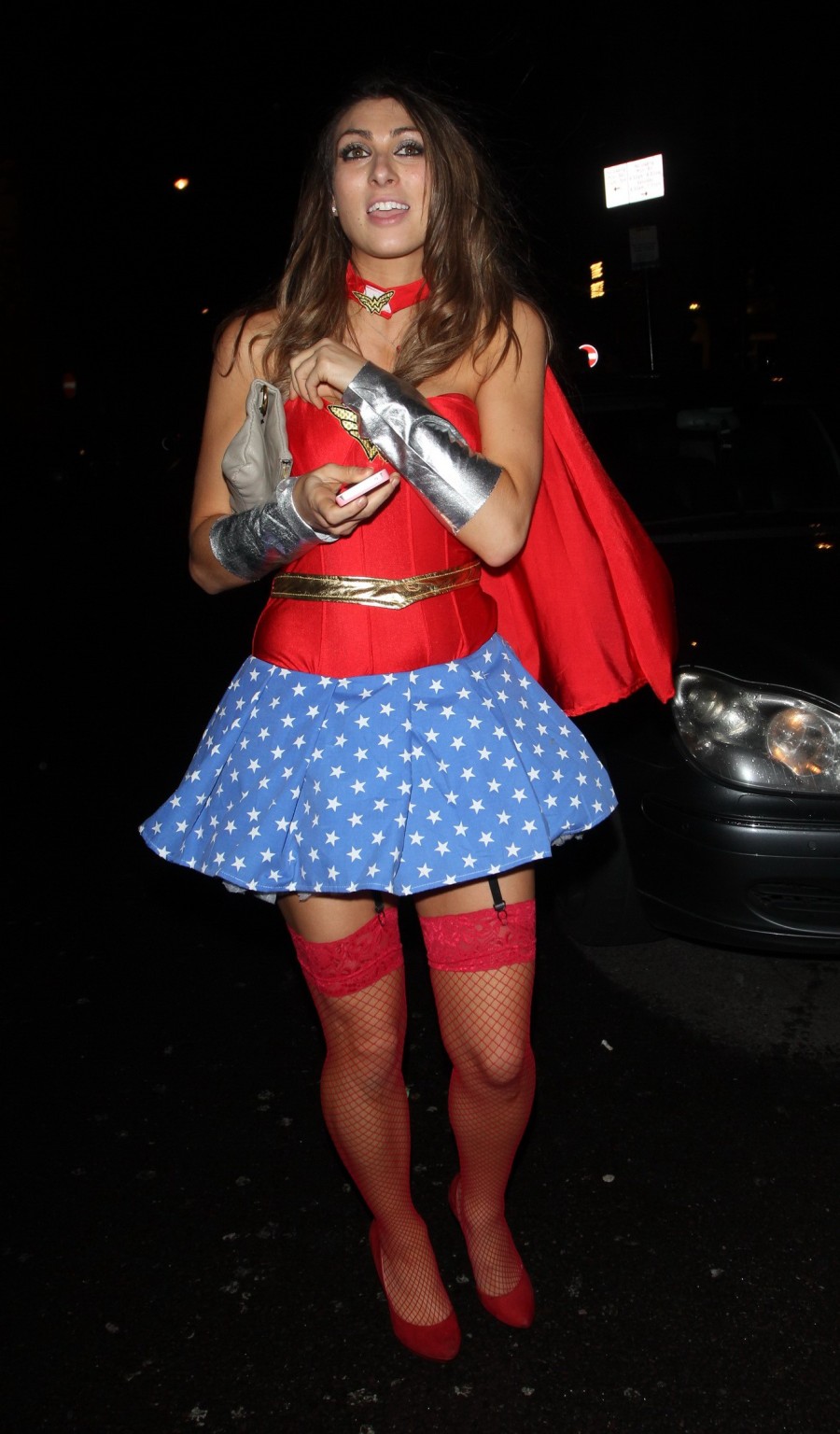 Luisa zissman vollbusig und langbeinig als Wonder Woman an Halloween beim Verlassen von mah
 #75214128