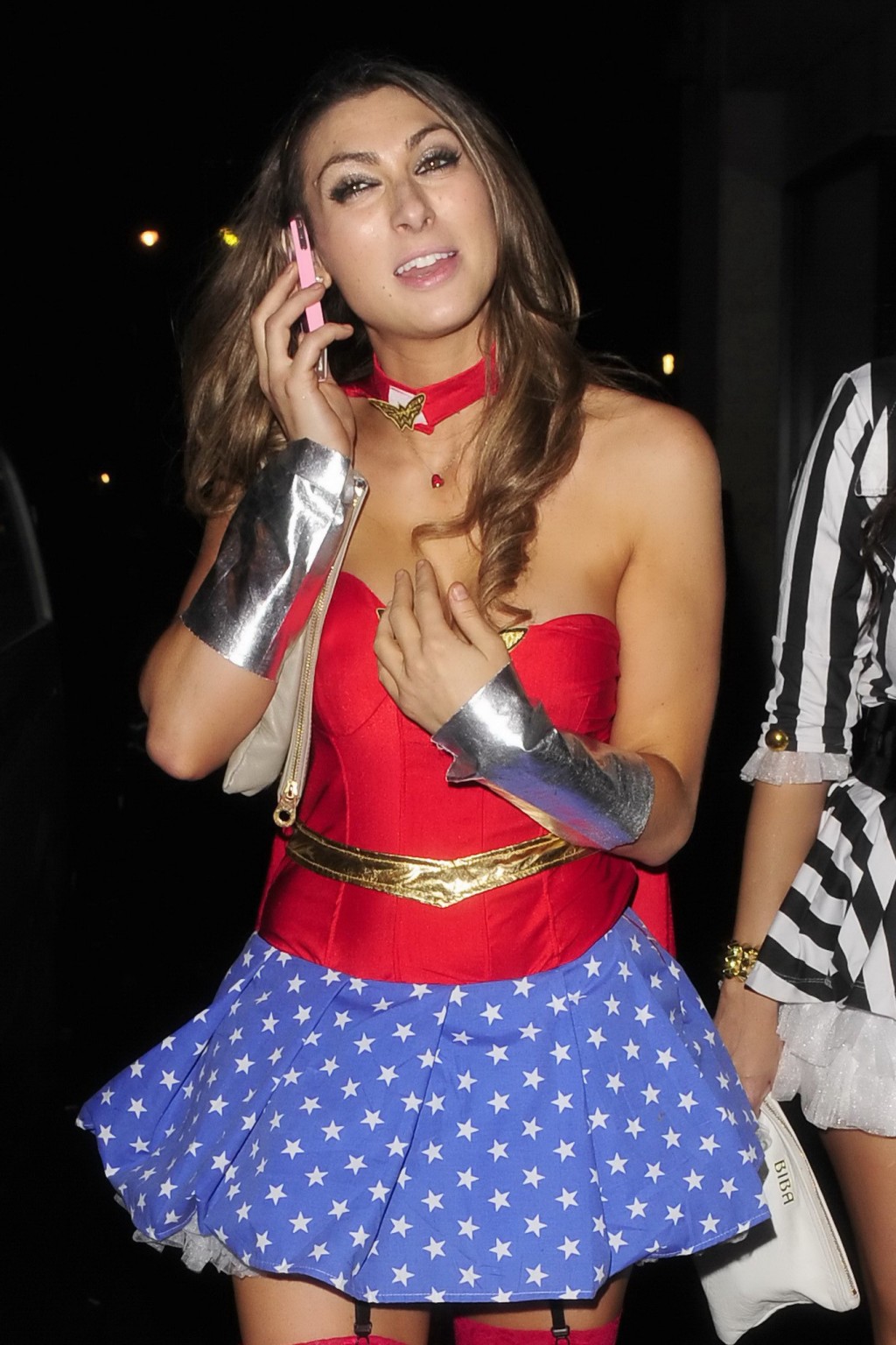 Luisa zissman vollbusig und langbeinig als Wonder Woman an Halloween beim Verlassen von mah
 #75214166