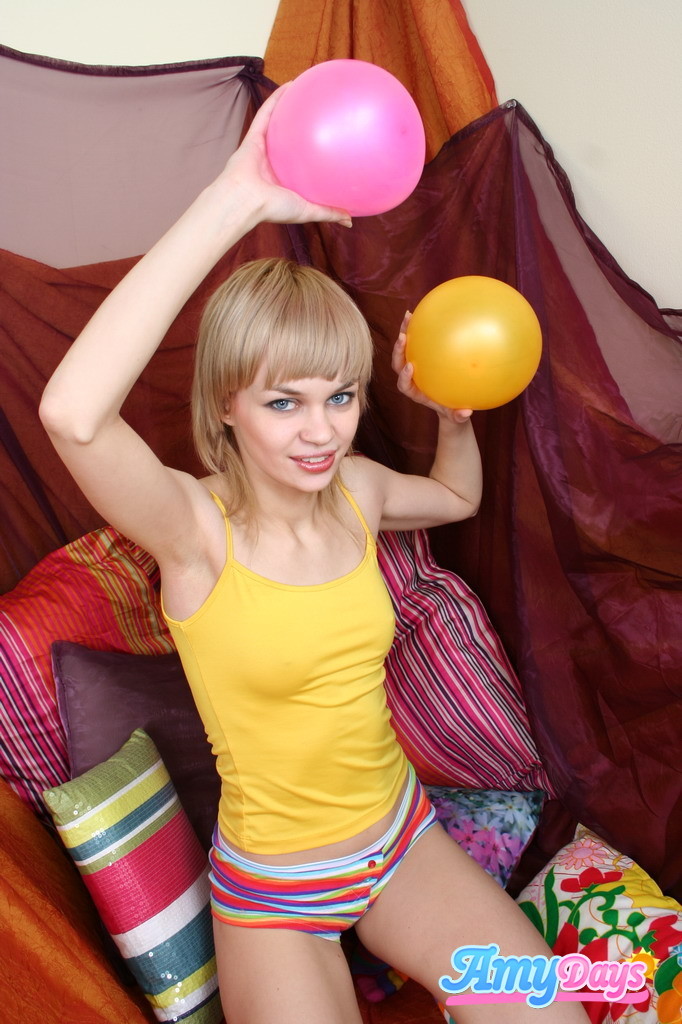 Pequeño joven juega con globos
 #77773134