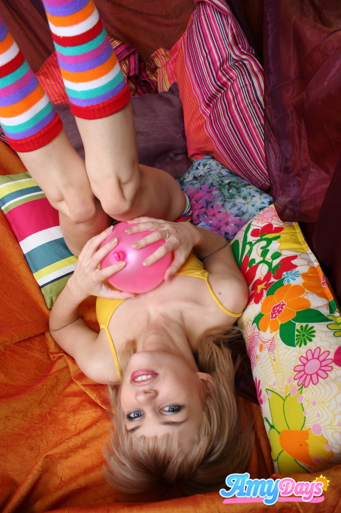 Pequeño joven juega con globos
 #77773157