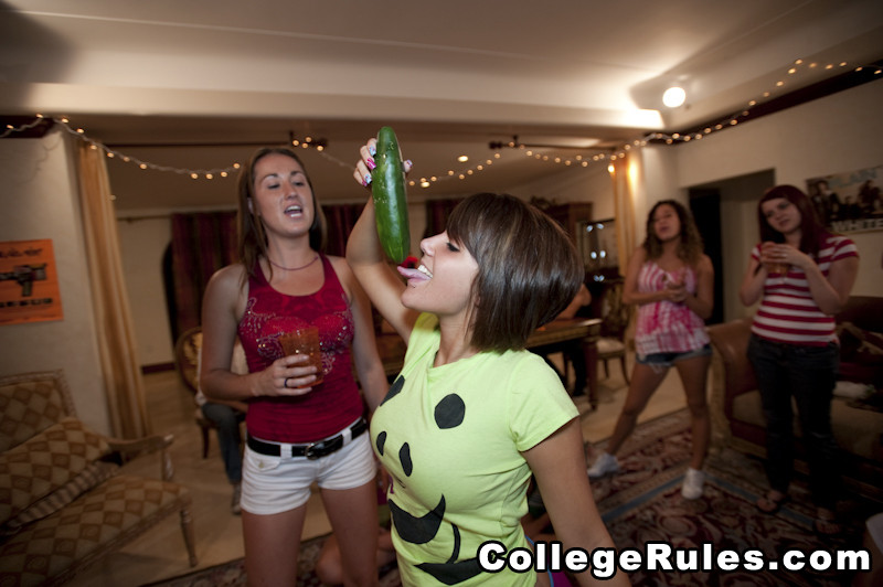 Une étudiante bourrée s'envoie en l'air entre filles après une fête.
 #74554015