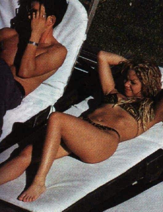 Shakira, sensation latine, en bikini avec string et vue de l'intérieur
 #70442704