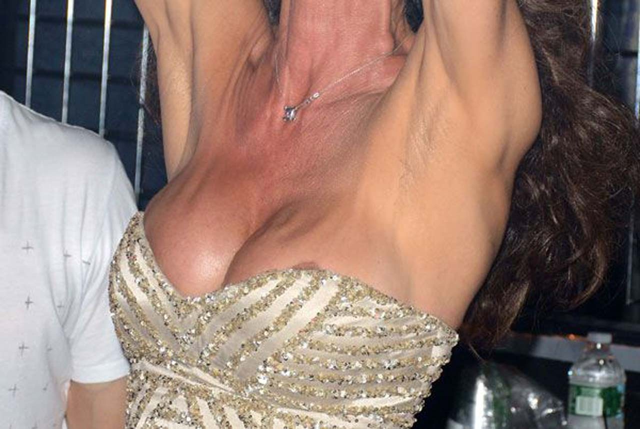 ジャニス・ディッキンソン、クラブでのパーティー中に乳首を出し、スカートをめくるパパラッチ画像
 #75304474