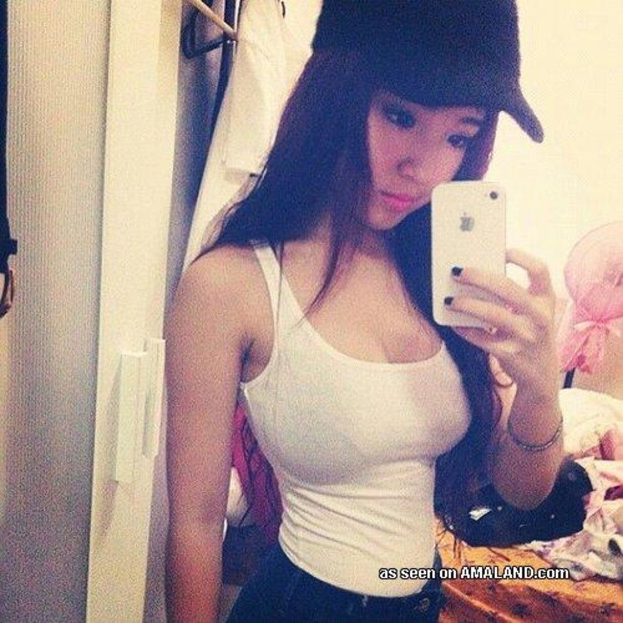 Zusammenstellung wunderschöner asiatischer Freundinnen in Selfie-Bildern
 #67623642