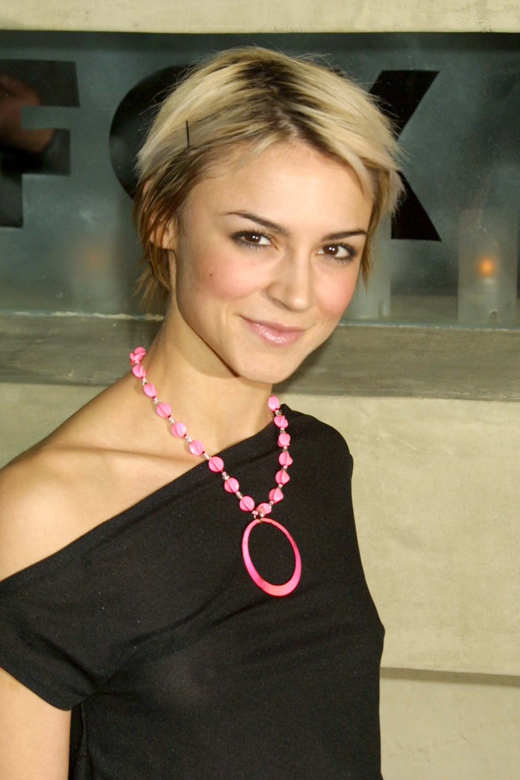 Samaire armstrong sans soutien-gorge dans un haut transparent à la cérémonie de remise des prix du réseau de radiodiffusion Fox.
 #75333829