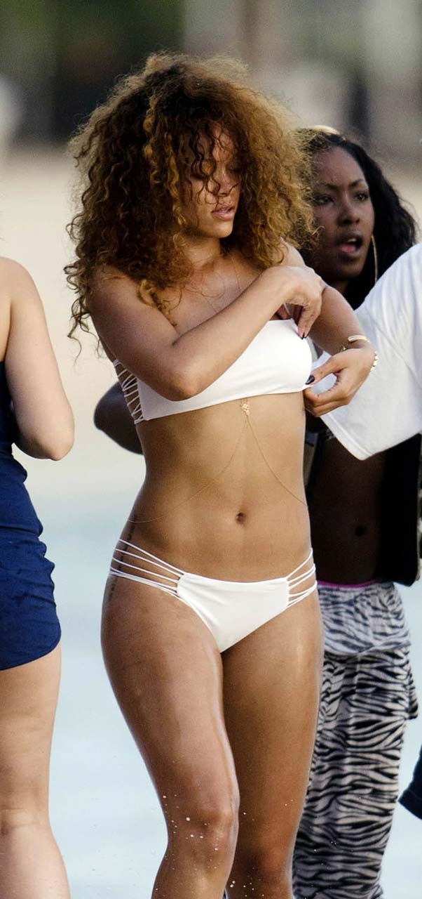 Rihanna exponiendo su cuerpo sexy y su culo caliente en bikini en la playa
 #75293159