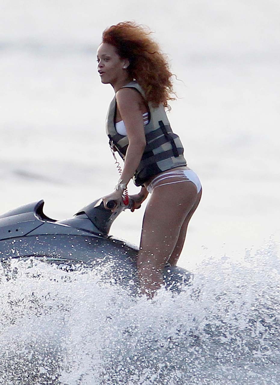 Rihanna exponiendo su cuerpo sexy y su culo caliente en bikini en la playa
 #75293193