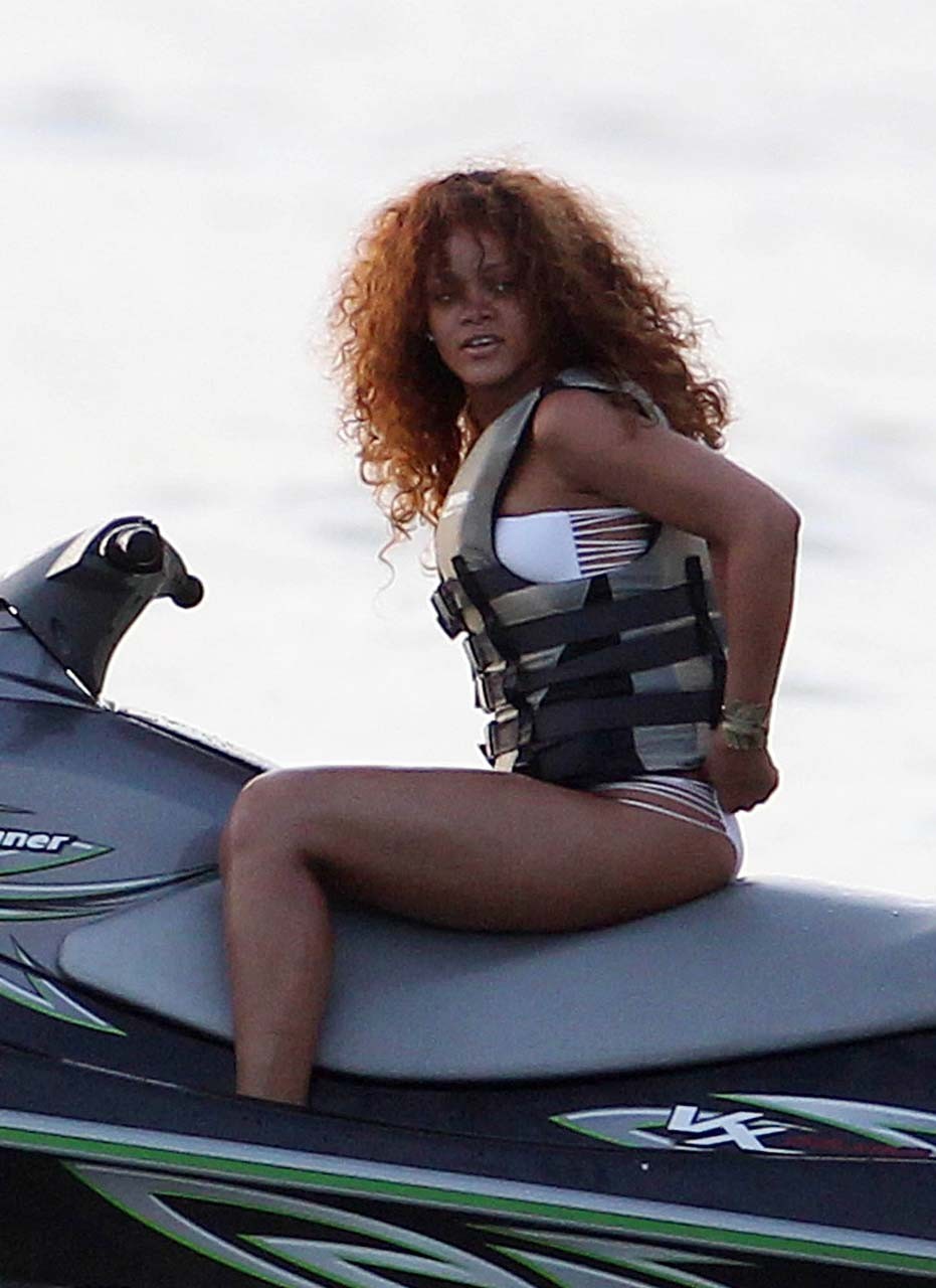 Rihanna exponiendo su cuerpo sexy y su culo caliente en bikini en la playa
 #75293196
