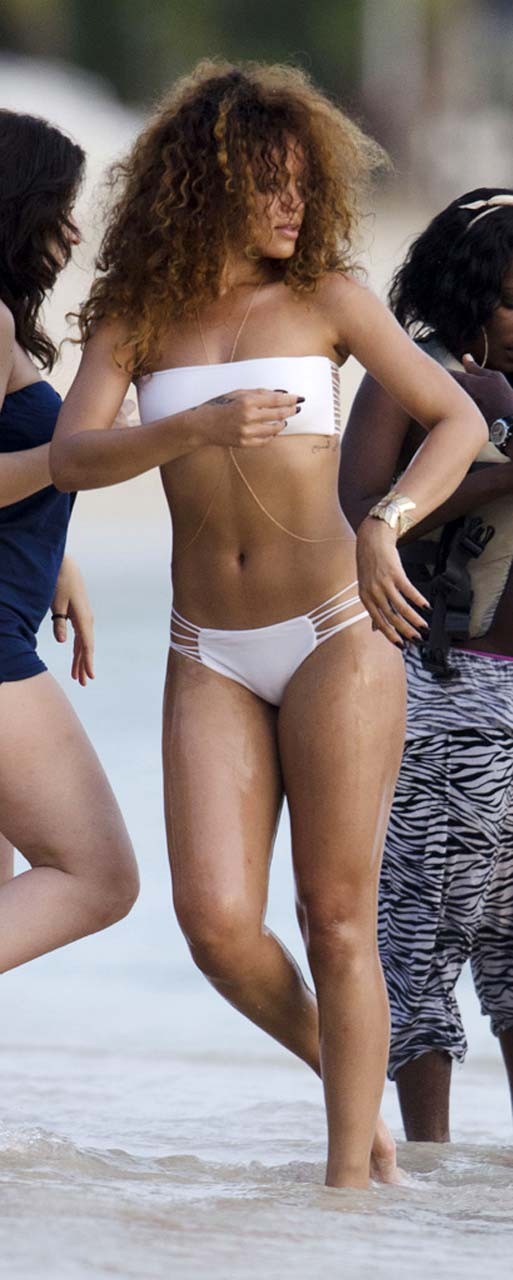 Rihanna exponiendo su cuerpo sexy y su culo caliente en bikini en la playa
 #75293201