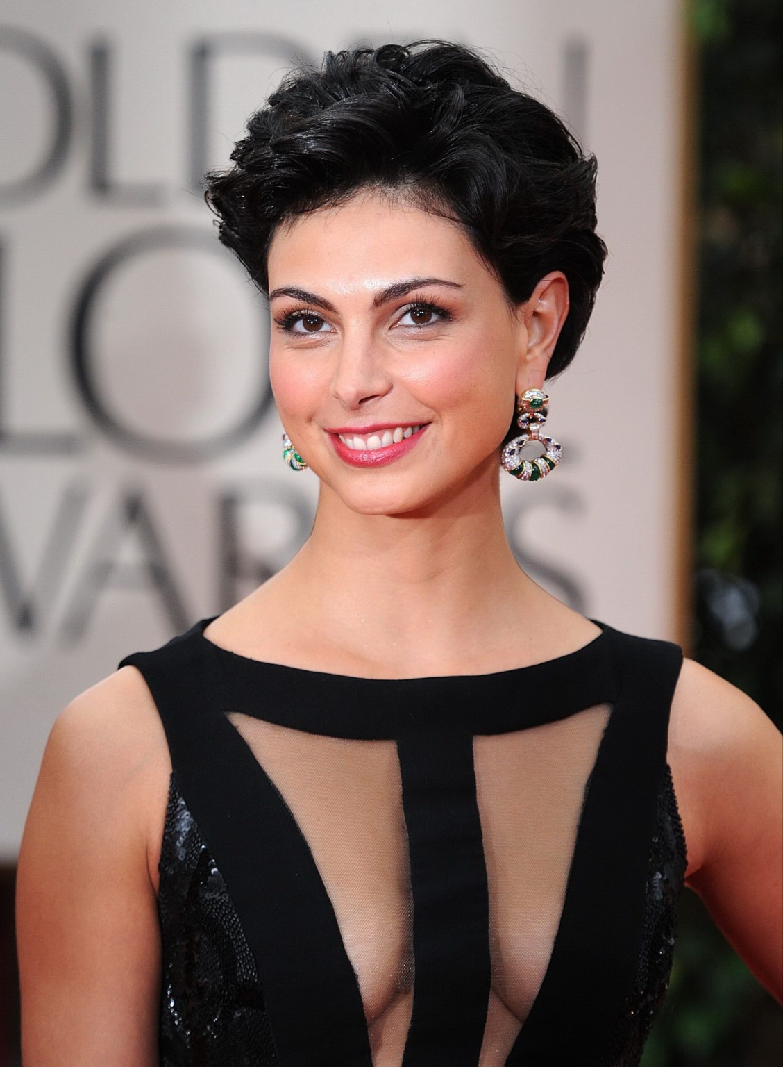 Morena Baccarin sans soutien-gorge portant une robe noire sexy aux Golden Globes 2012.
 #75276447