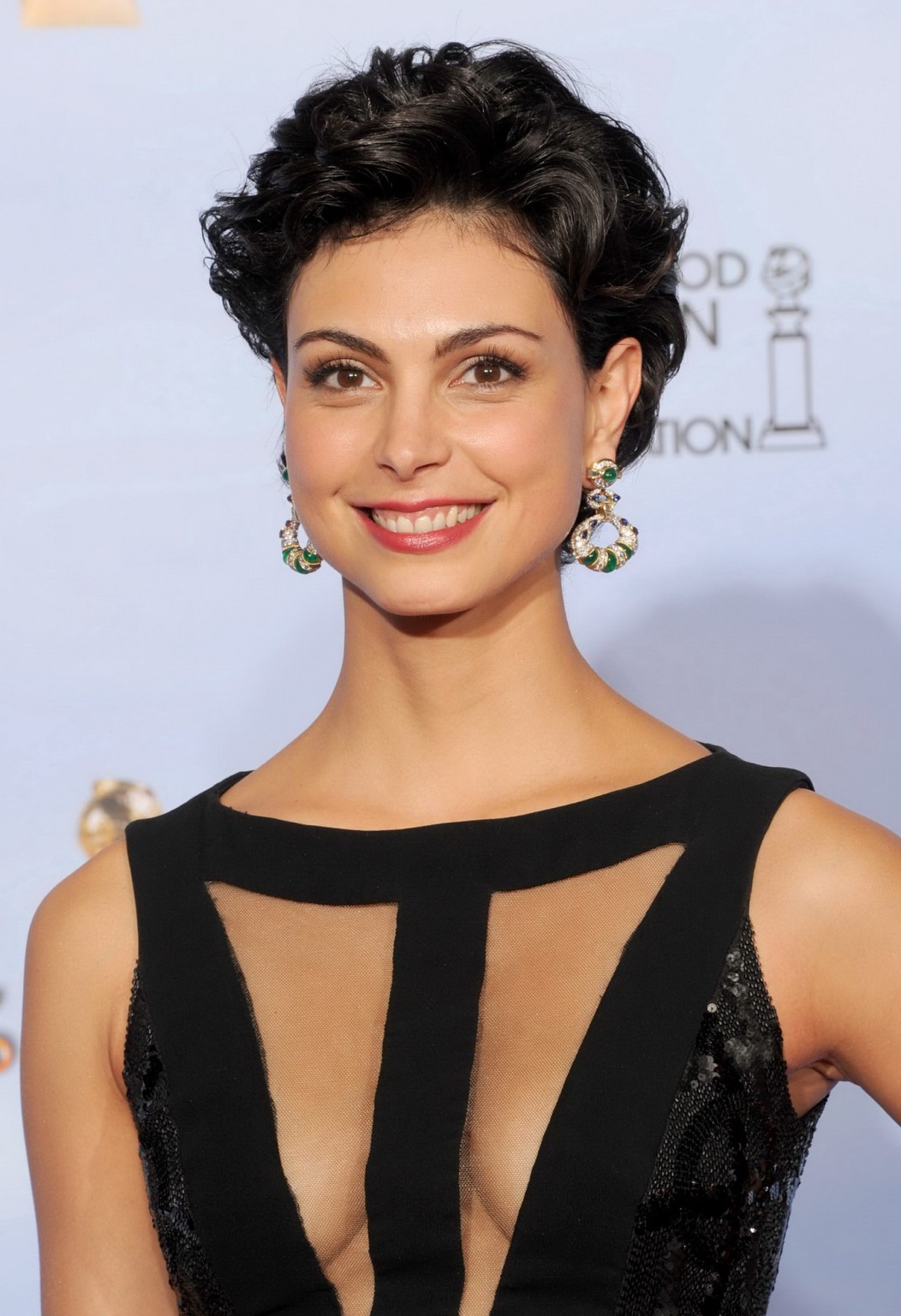Morena Baccarin sans soutien-gorge portant une robe noire sexy aux Golden Globes 2012.
 #75276454