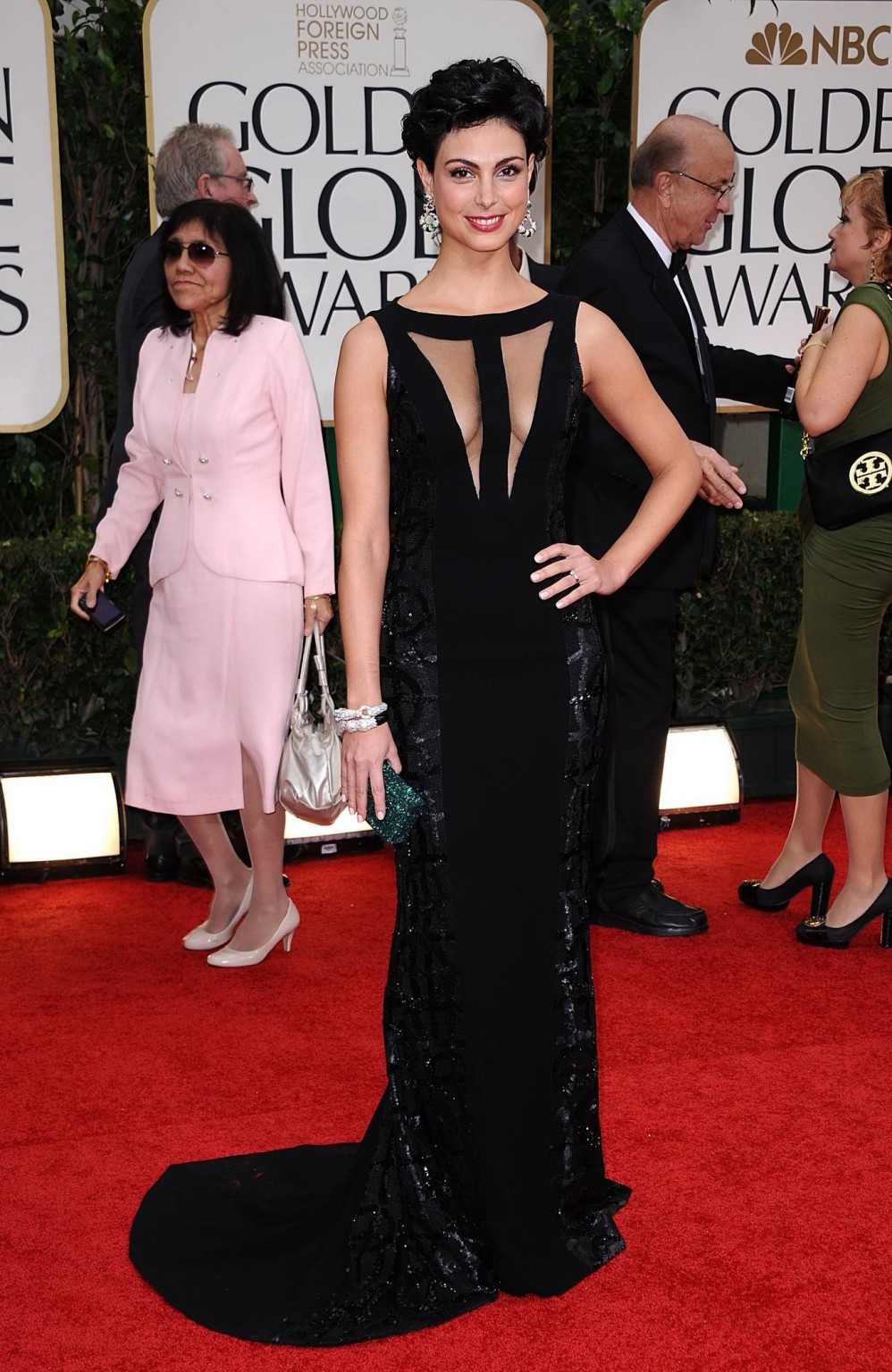 Morena Baccarin sans soutien-gorge portant une robe noire sexy aux Golden Globes 2012.
 #75276516